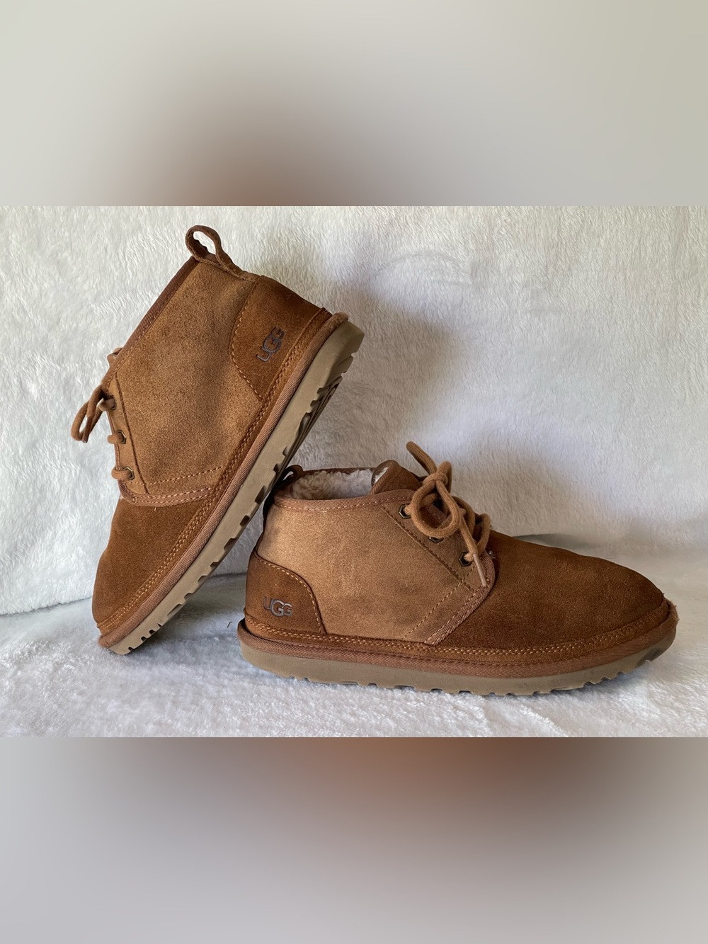UGG Neumel chukka boots in a chestnut suede lace-up closure Sz 8